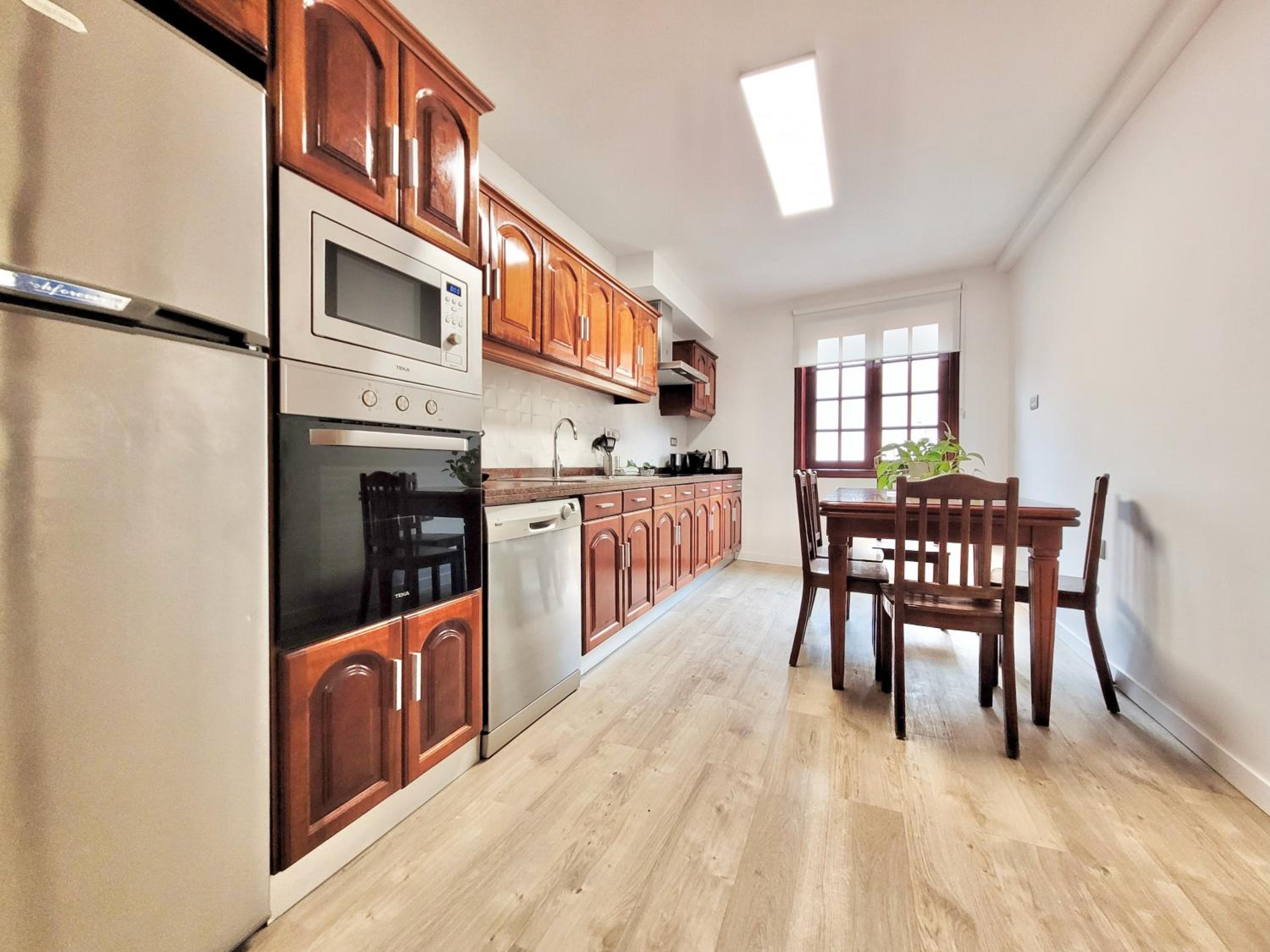 The Balcony House with FREE PARKING