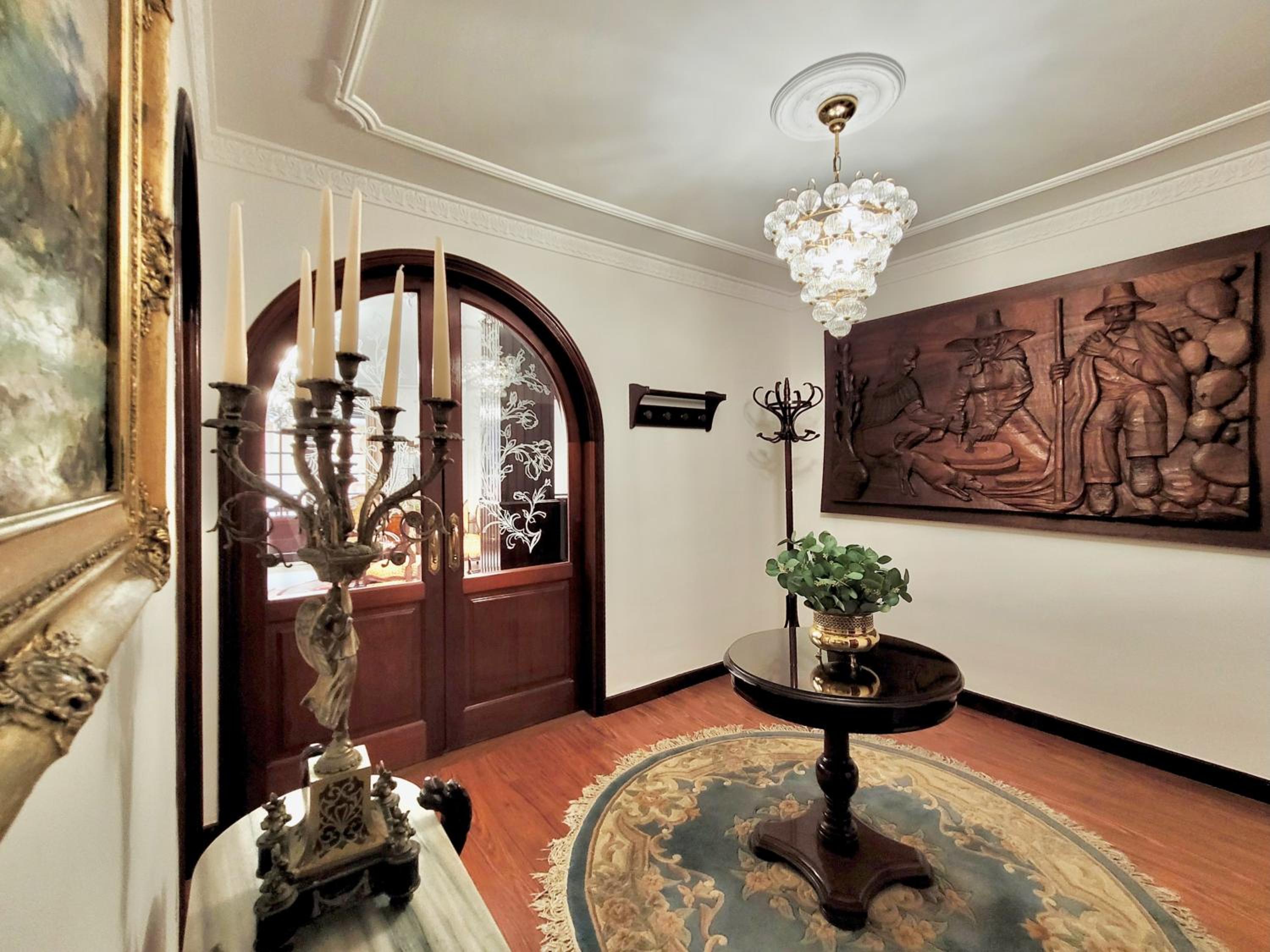 The Balcony House with FREE PARKING