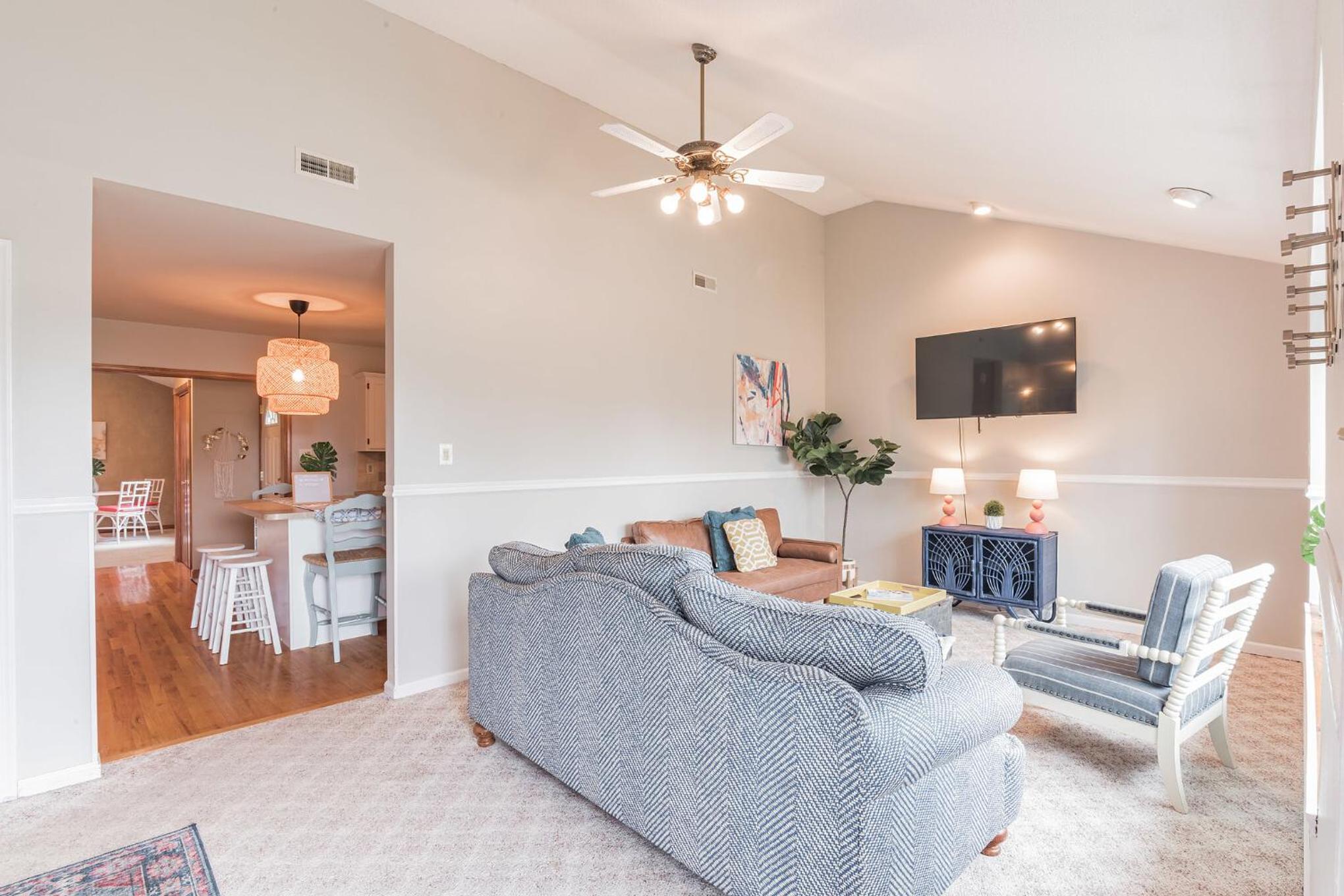 Serene single story, Grill, Fire Pit, fenced yard and Pet friendly stay view 5