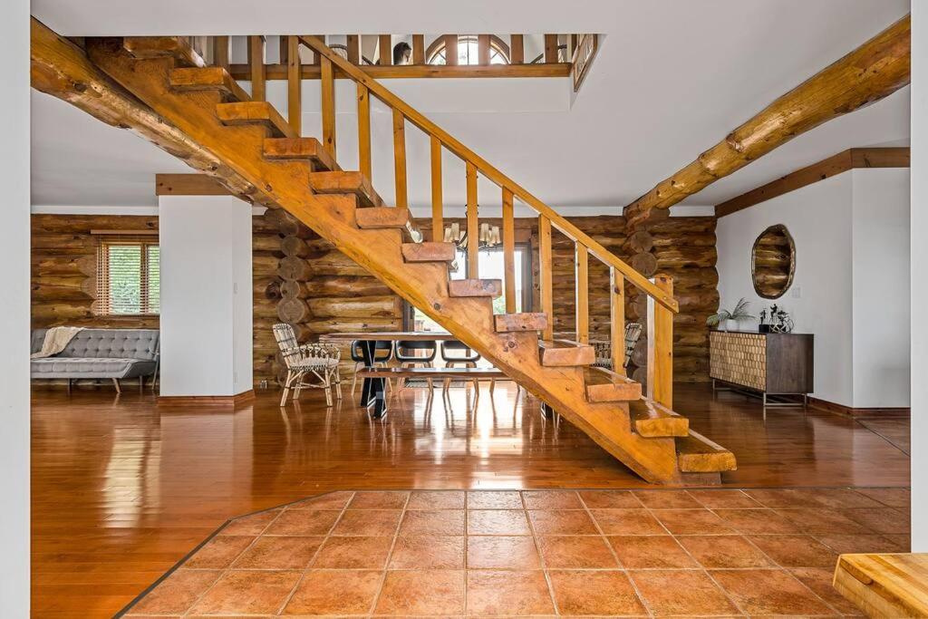 Unique Log House by the Lake, Retreat with Spa Amenities near Presque'ile Provincial Park