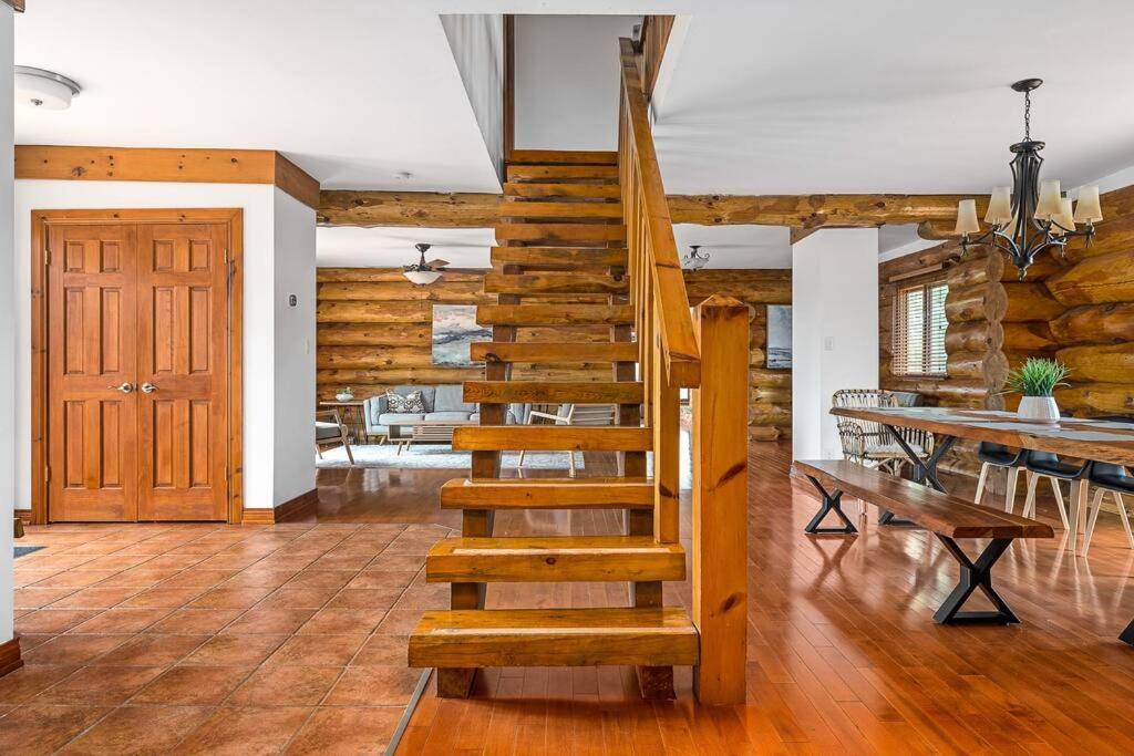Unique Log House by the Lake, Retreat with Spa Amenities near Presque'ile Provincial Park