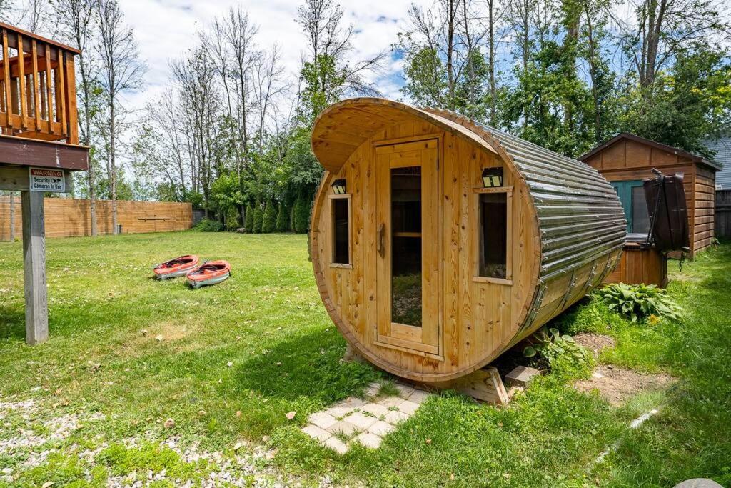 Unique Log House by the Lake, Retreat with Spa Amenities near Presque'ile Provincial Park
