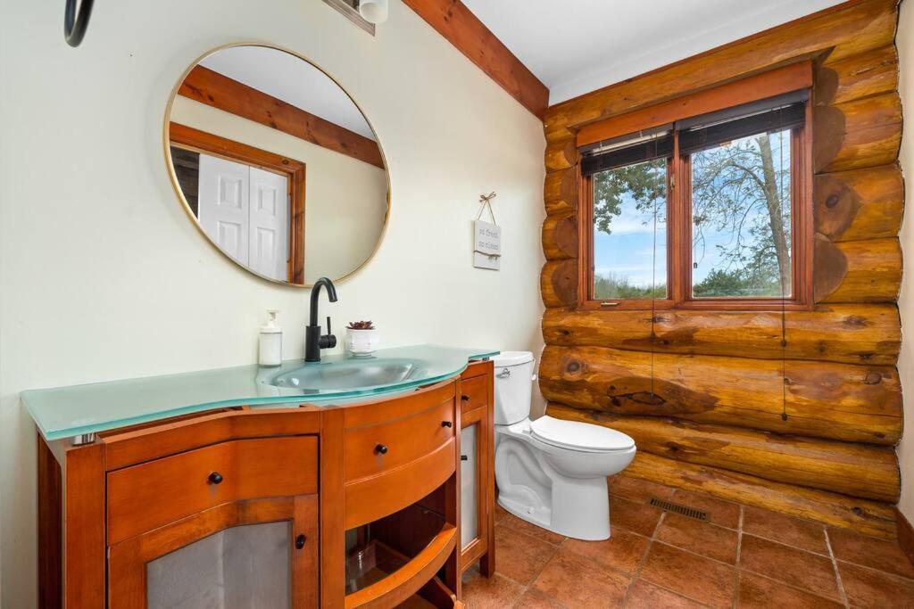 Unique Log House by the Lake, Retreat with Spa Amenities near Presque'ile Provincial Park