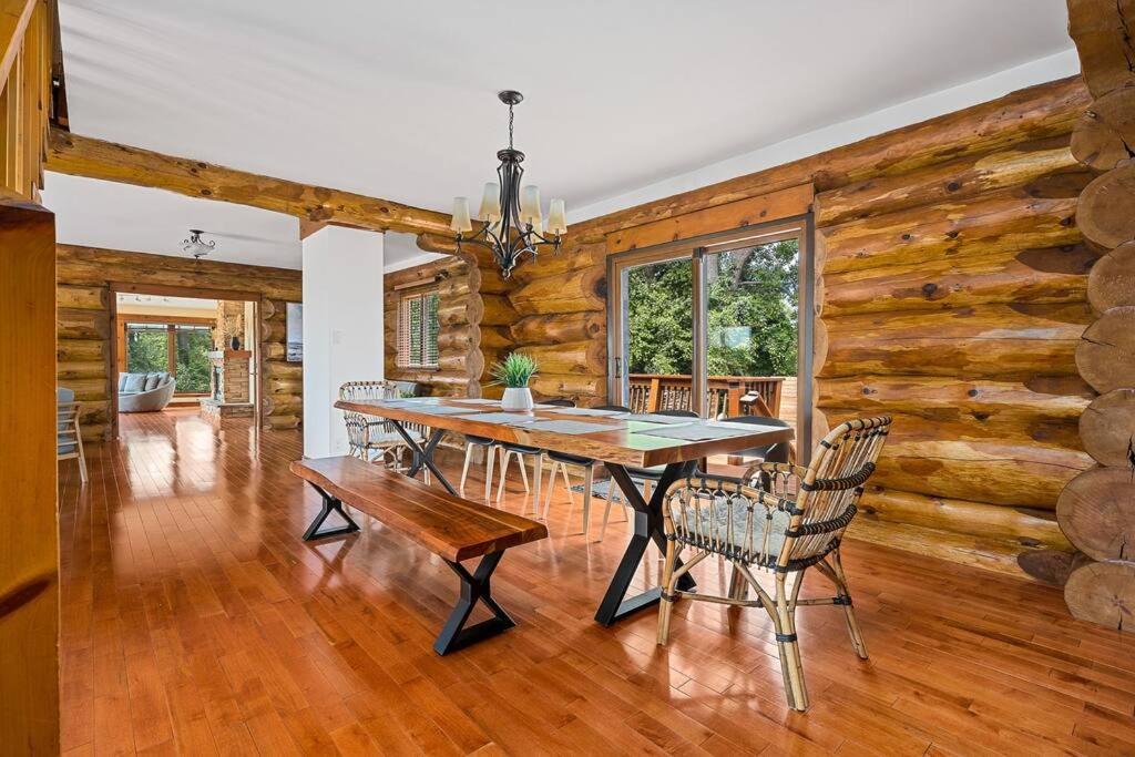 Unique Log House by the Lake, Retreat with Spa Amenities near Presque'ile Provincial Park