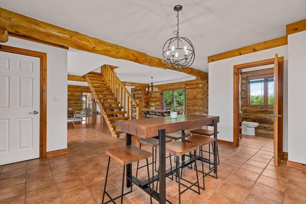 Unique Log House by the Lake, Retreat with Spa Amenities near Presque'ile Provincial Park