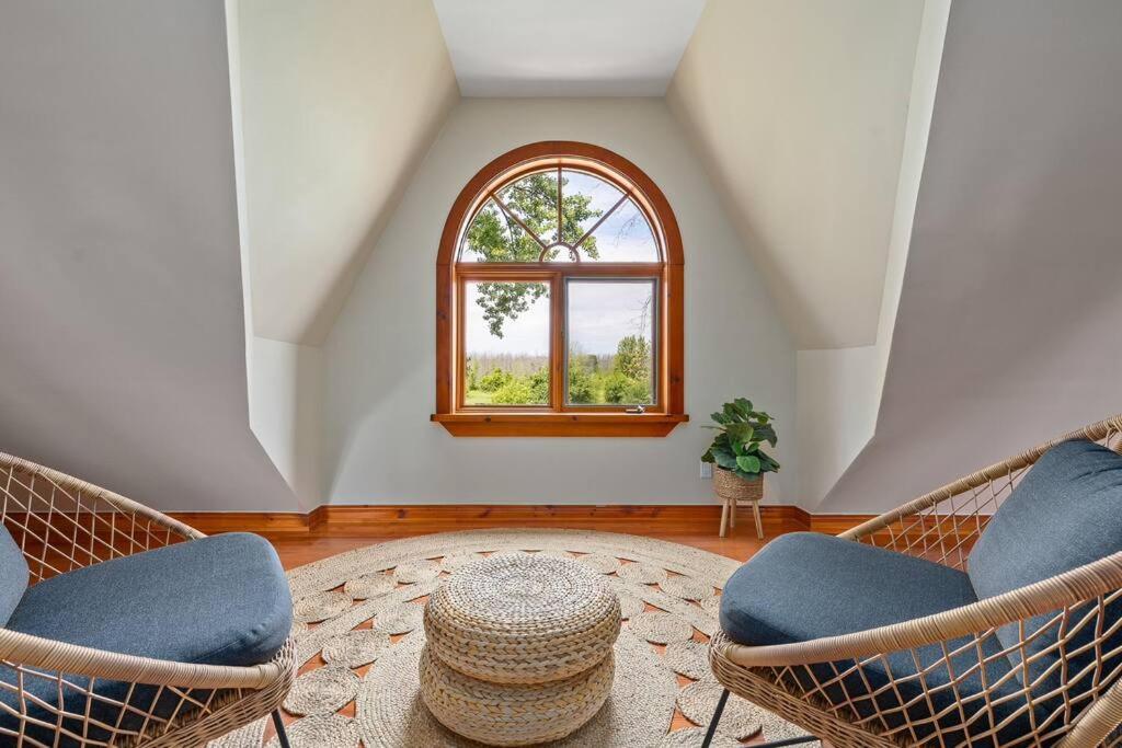 Unique Log House by the Lake, Retreat with Spa Amenities near Presque'ile Provincial Park
