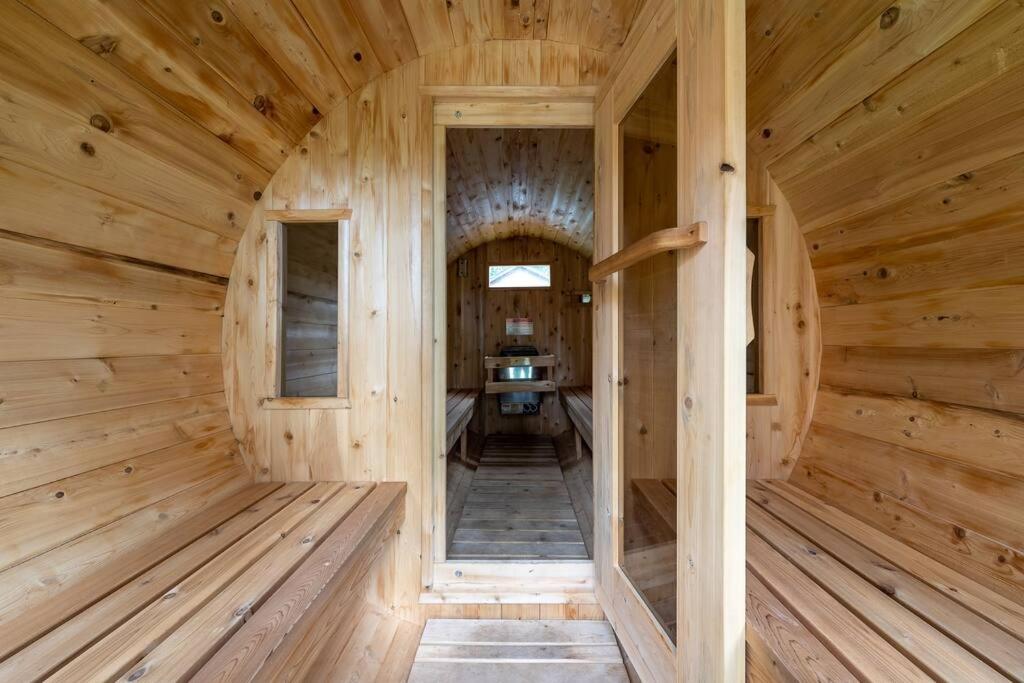 Unique Log House by the Lake, Retreat with Spa Amenities near Presque'ile Provincial Park