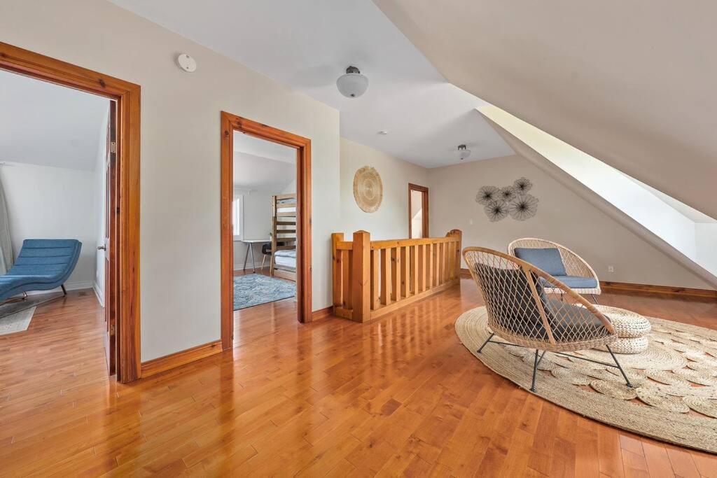 Unique Log House by the Lake, Retreat with Spa Amenities near Presque'ile Provincial Park