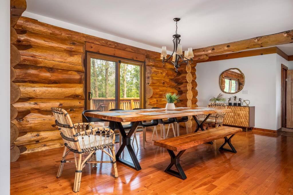 Unique Log House by the Lake, Retreat with Spa Amenities near Presque'ile Provincial Park