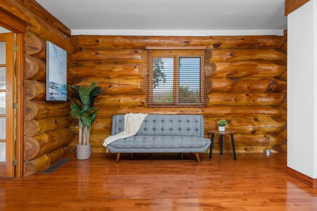 Unique Log House by the Lake, Retreat with Spa Amenities near Presque'ile Provincial Park