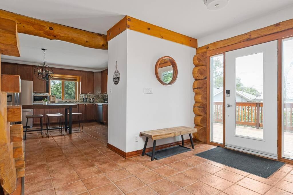 Unique Log House by the Lake, Retreat with Spa Amenities near Presque'ile Provincial Park