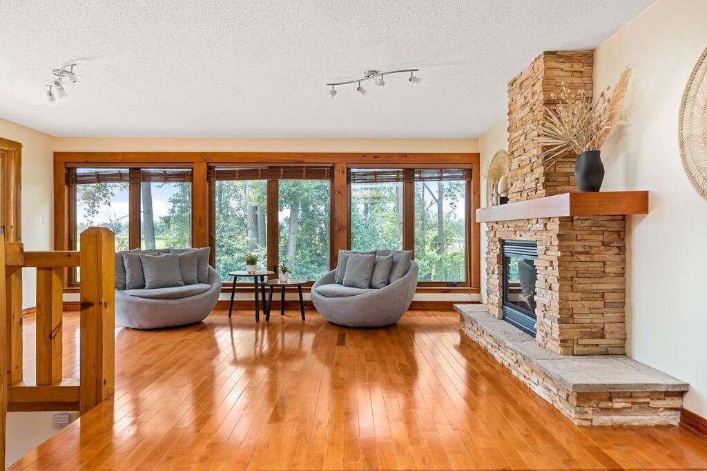 Unique Log House by the Lake, Retreat with Spa Amenities near Presque'ile Provincial Park