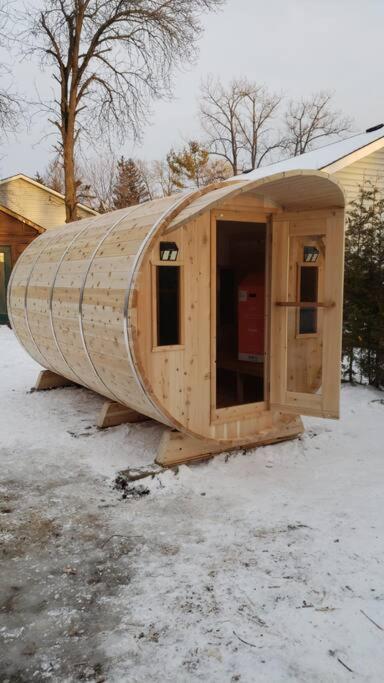 Unique Log House by the Lake, Retreat with Spa Amenities near Presque'ile Provincial Park