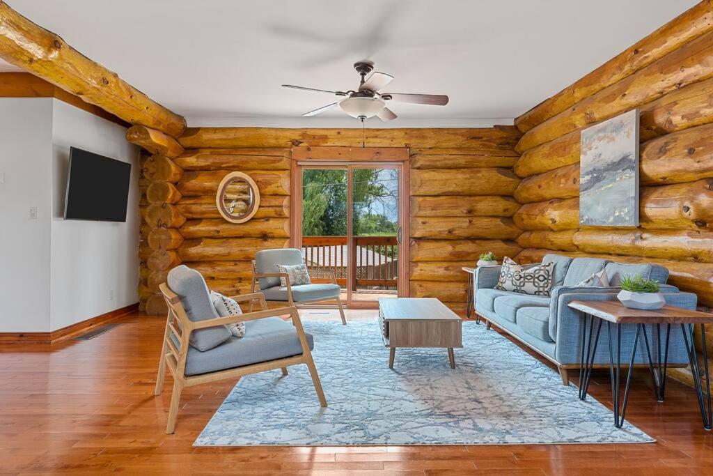Unique Log House by the Lake, Retreat with Spa Amenities near Presque'ile Provincial Park