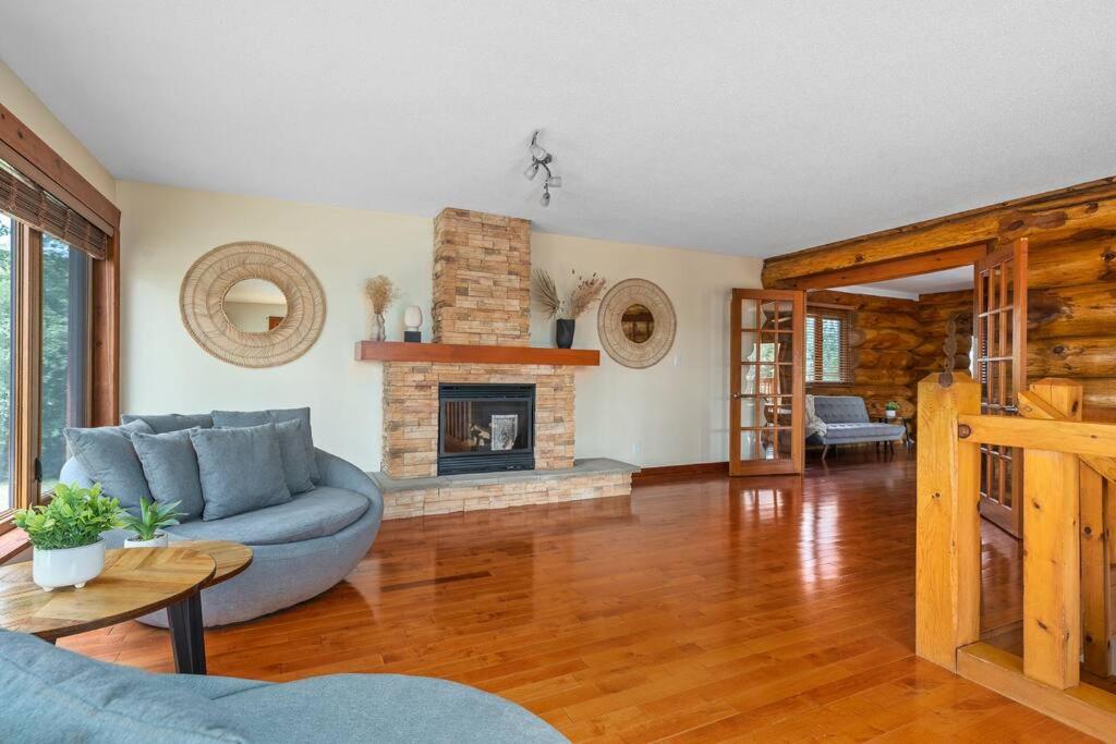 Unique Log House by the Lake, Retreat with Spa Amenities near Presque'ile Provincial Park