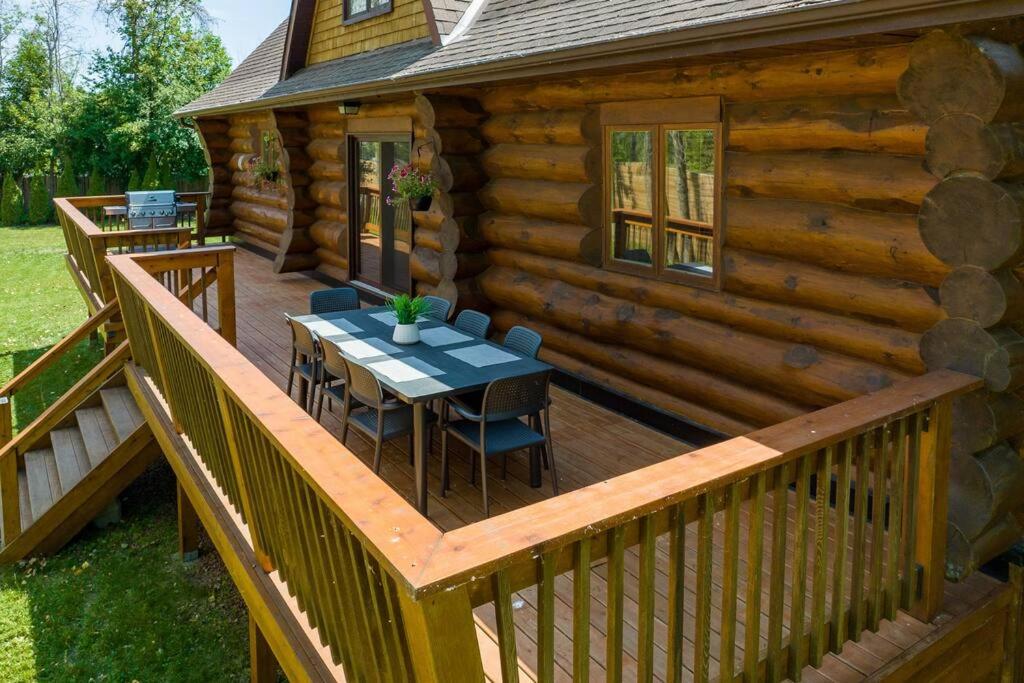 Unique Log House by the Lake, Retreat with Spa Amenities near Presque'ile Provincial Park