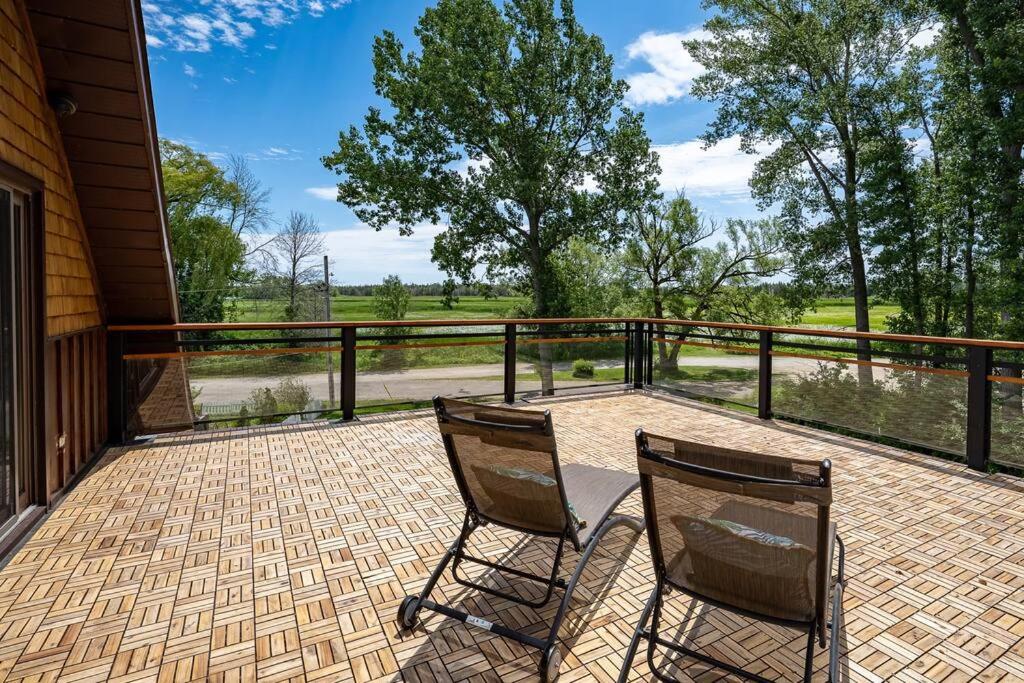 Unique Log House by the Lake, Retreat with Spa Amenities near Presque'ile Provincial Park