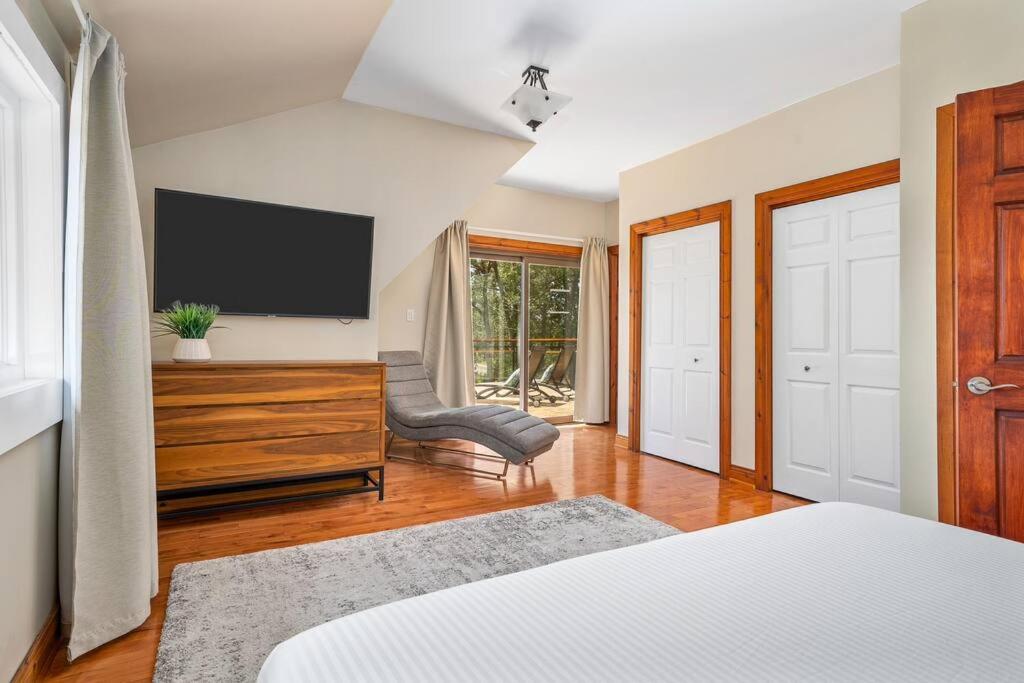 Unique Log House by the Lake, Retreat with Spa Amenities near Presque'ile Provincial Park