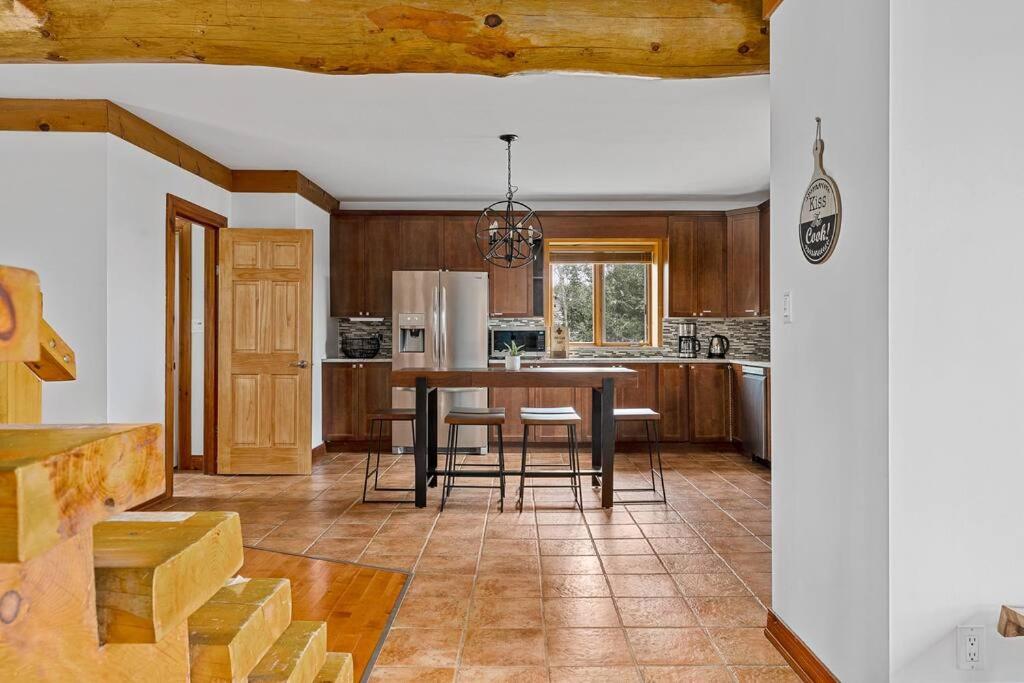 Unique Log House by the Lake, Retreat with Spa Amenities near Presque'ile Provincial Park