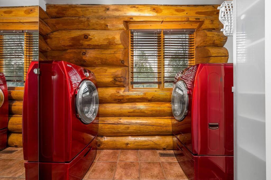 Unique Log House by the Lake, Retreat with Spa Amenities near Presque'ile Provincial Park