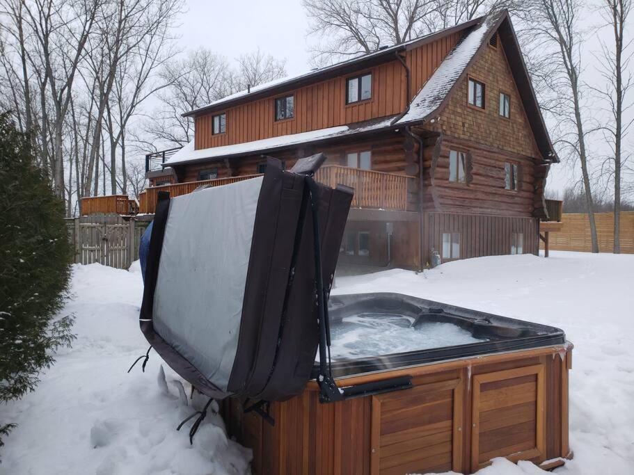 Unique Log House by the Lake, Retreat with Spa Amenities near Presque'ile Provincial Park