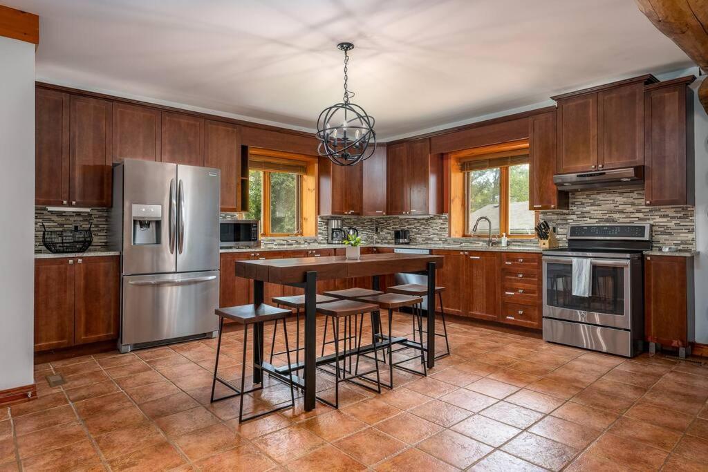 Unique Log House by the Lake, Retreat with Spa Amenities near Presque'ile Provincial Park