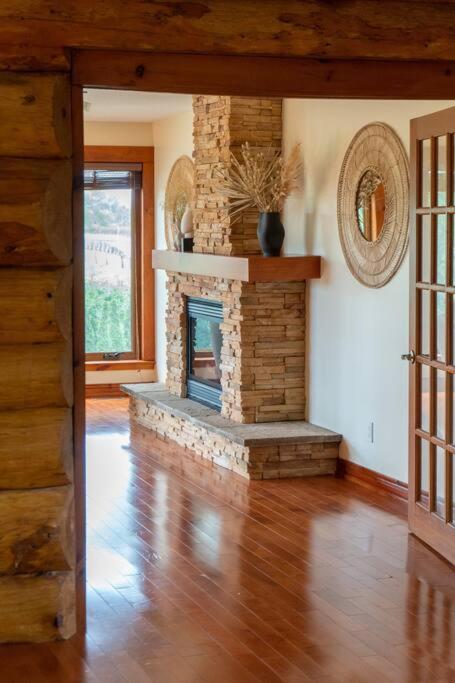 Unique Log House by the Lake, Retreat with Spa Amenities near Presque'ile Provincial Park