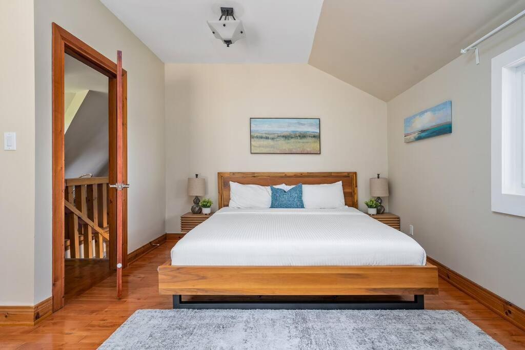 Unique Log House by the Lake, Retreat with Spa Amenities near Presque'ile Provincial Park
