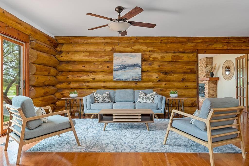 Unique Log House by the Lake, Retreat with Spa Amenities near Presque'ile Provincial Park