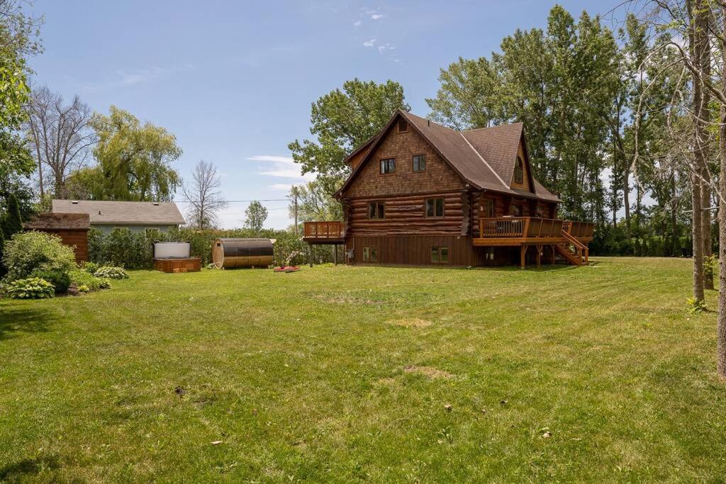 Unique Log House by the Lake, Retreat with Spa Amenities near Presque'ile Provincial Park