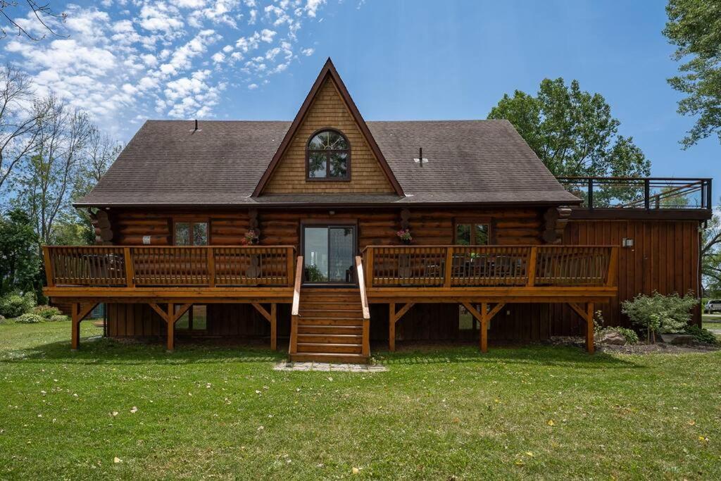 Unique Log House by the Lake, Retreat with Spa Amenities near Presque'ile Provincial Park
