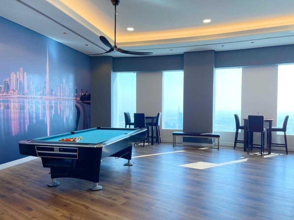 Two Continents Holiday Homes - Sea & Palm View Elegant 1 Bedroom Apartment
