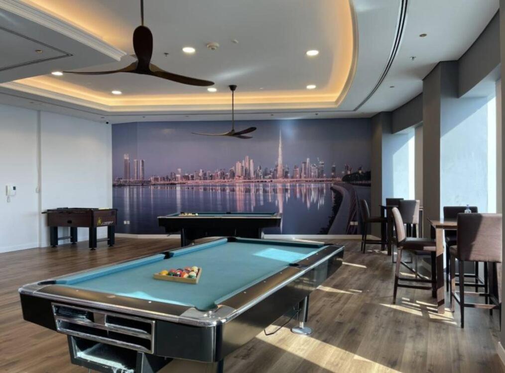 Two Continents Holiday Homes - Sea & Palm View Elegant 1 Bedroom Apartment