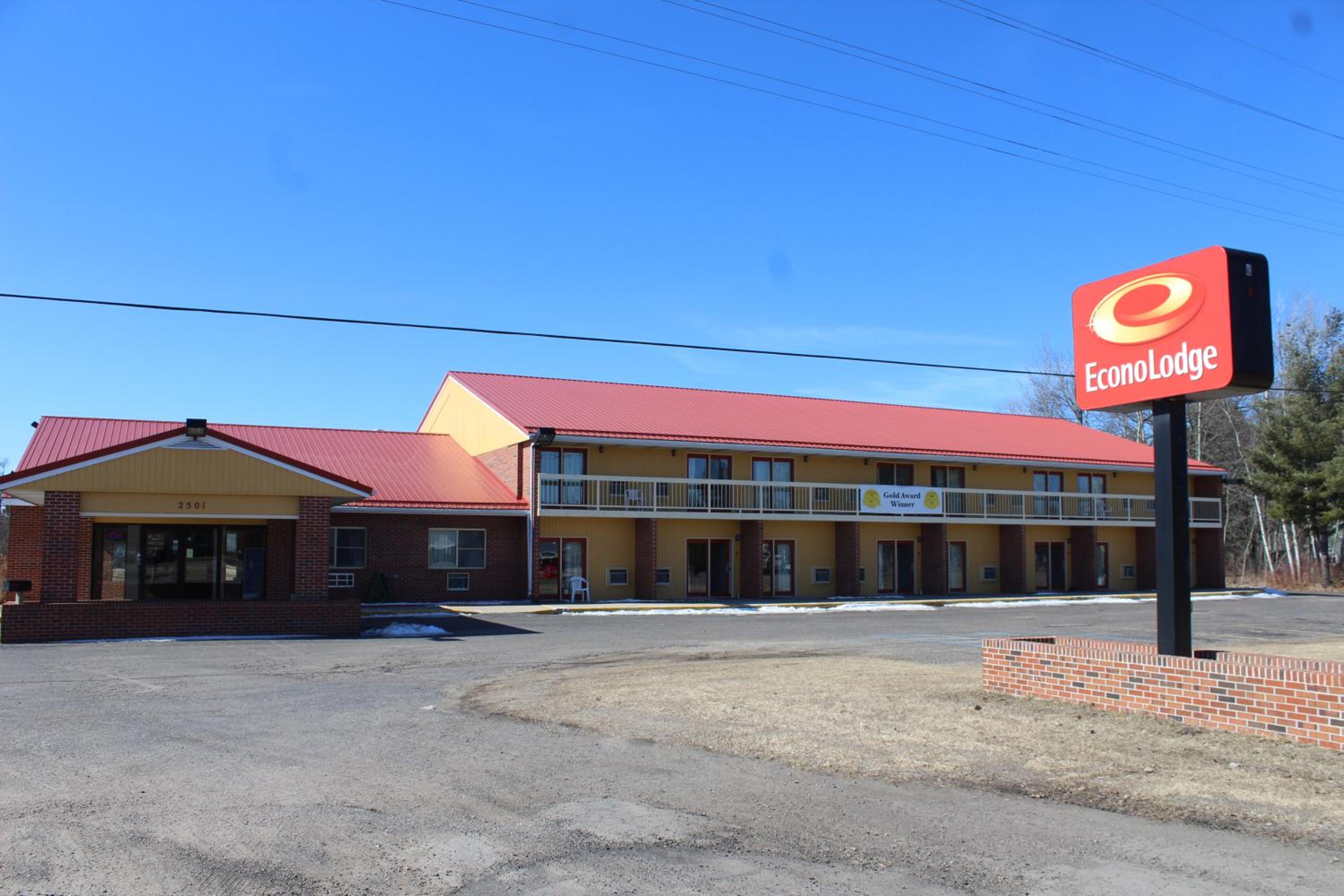 Cadillac Vacations - Econo Lodge Cadillac - Property Image 1