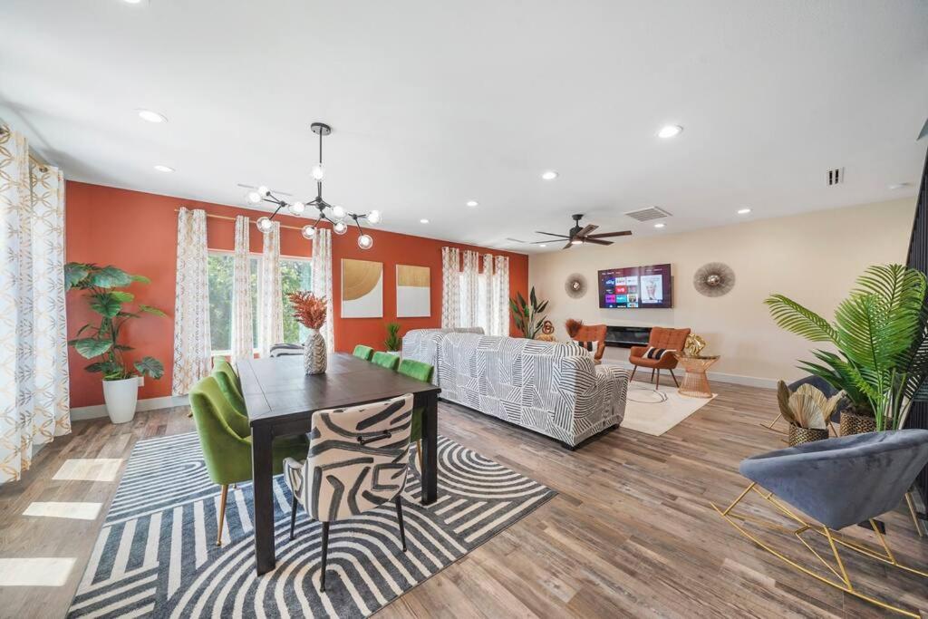 Both Units Luxury Htx High rise Hottest Ctrl Area and King Beds view 2