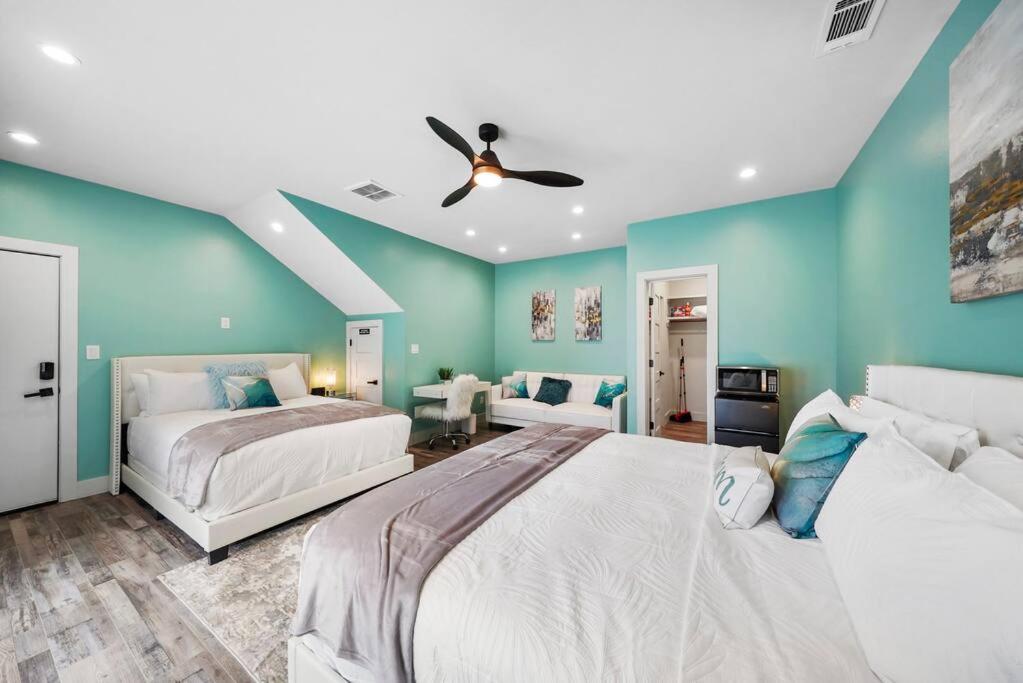 Both Units Luxury Htx High rise Hottest Ctrl Area and King Beds view 3
