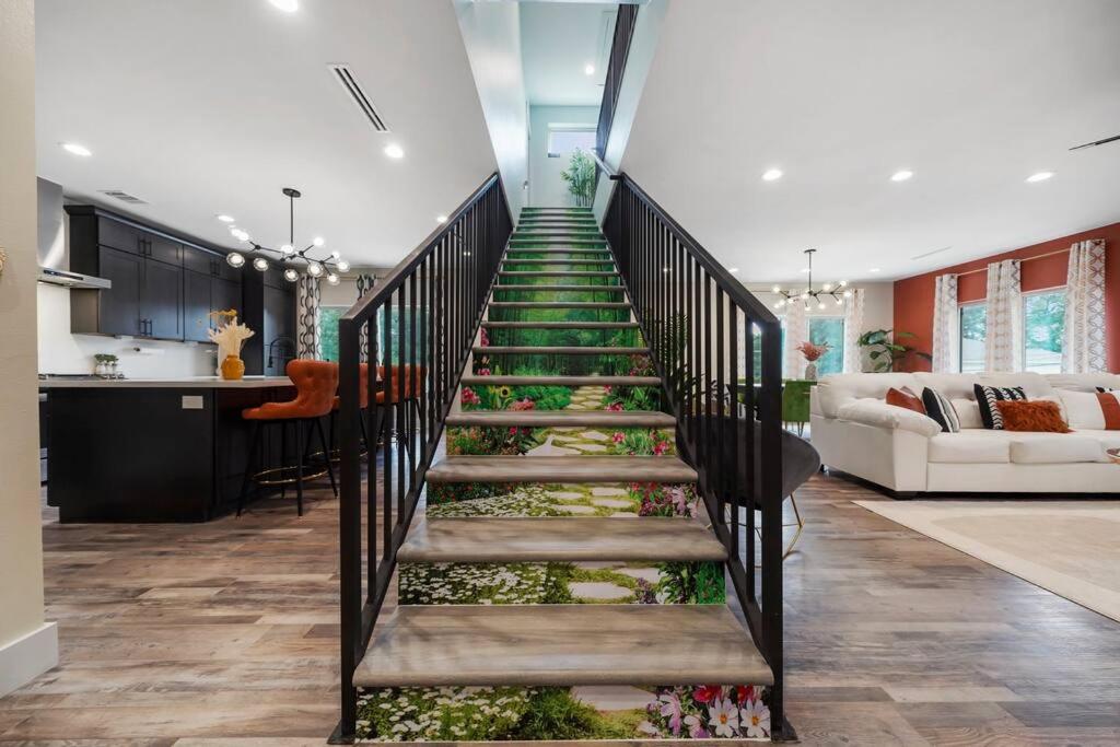 Both Units Luxury Htx High rise Hottest Ctrl Area and King Beds view 5