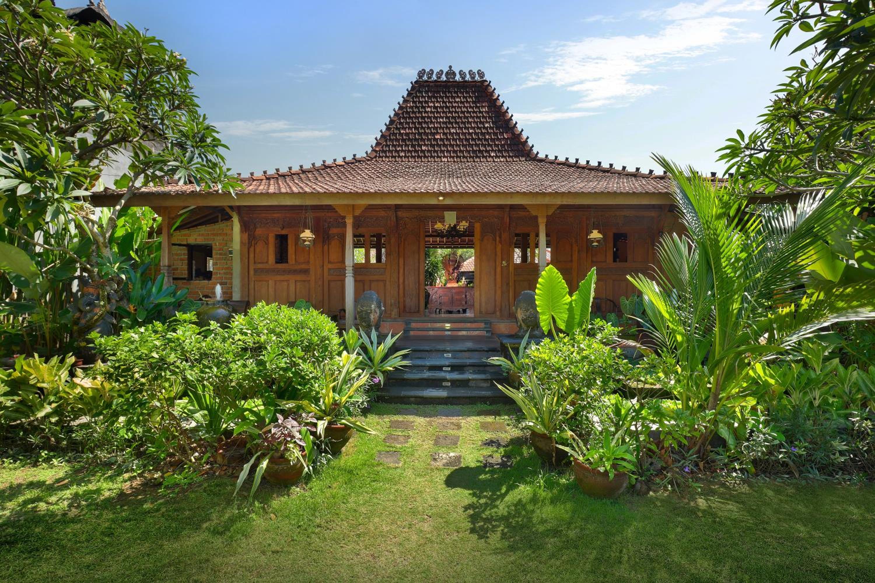 Mahe Garden Kuta Villas