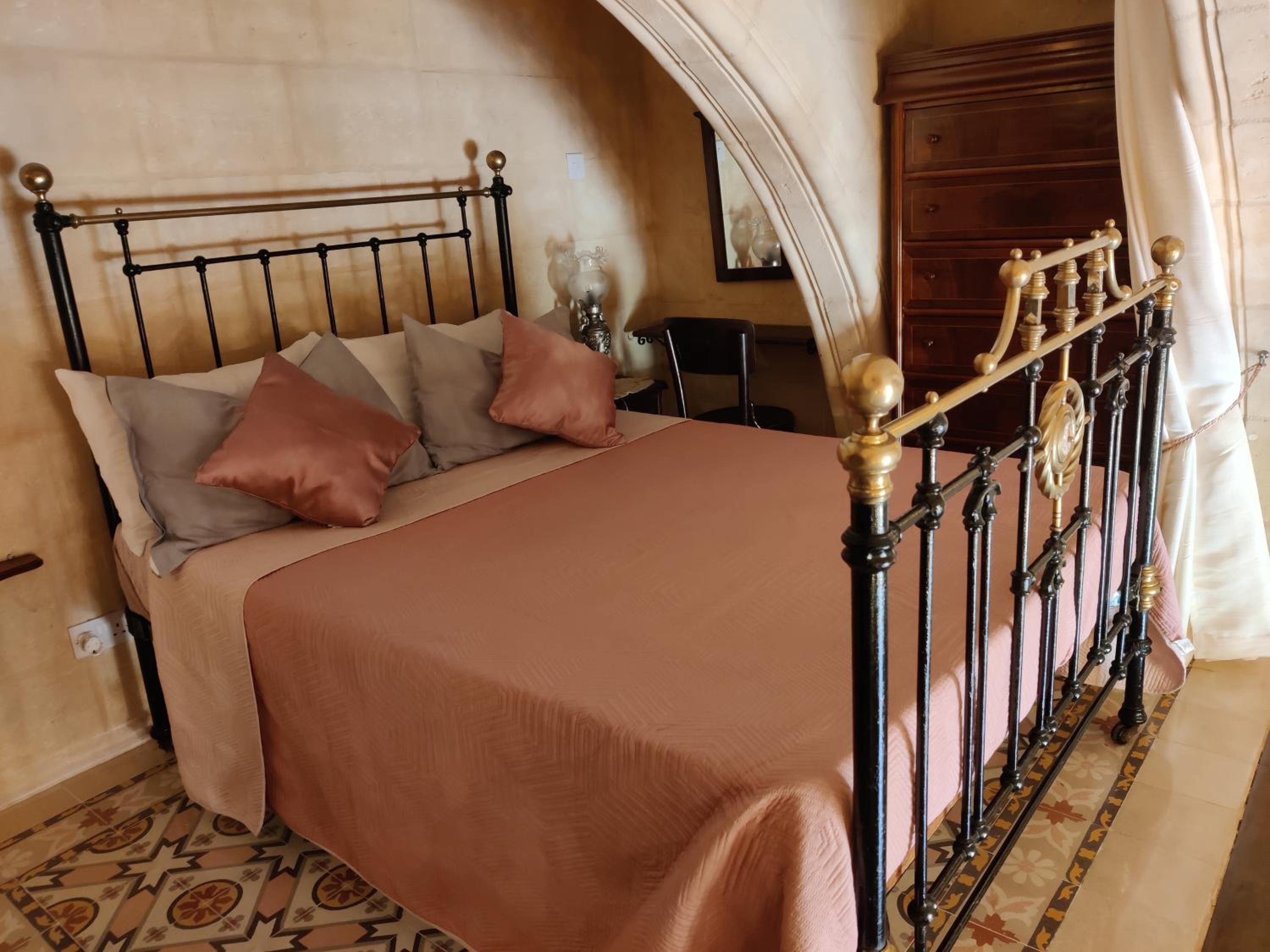 Cozy Corner House in Valletta - Authentic! view 4