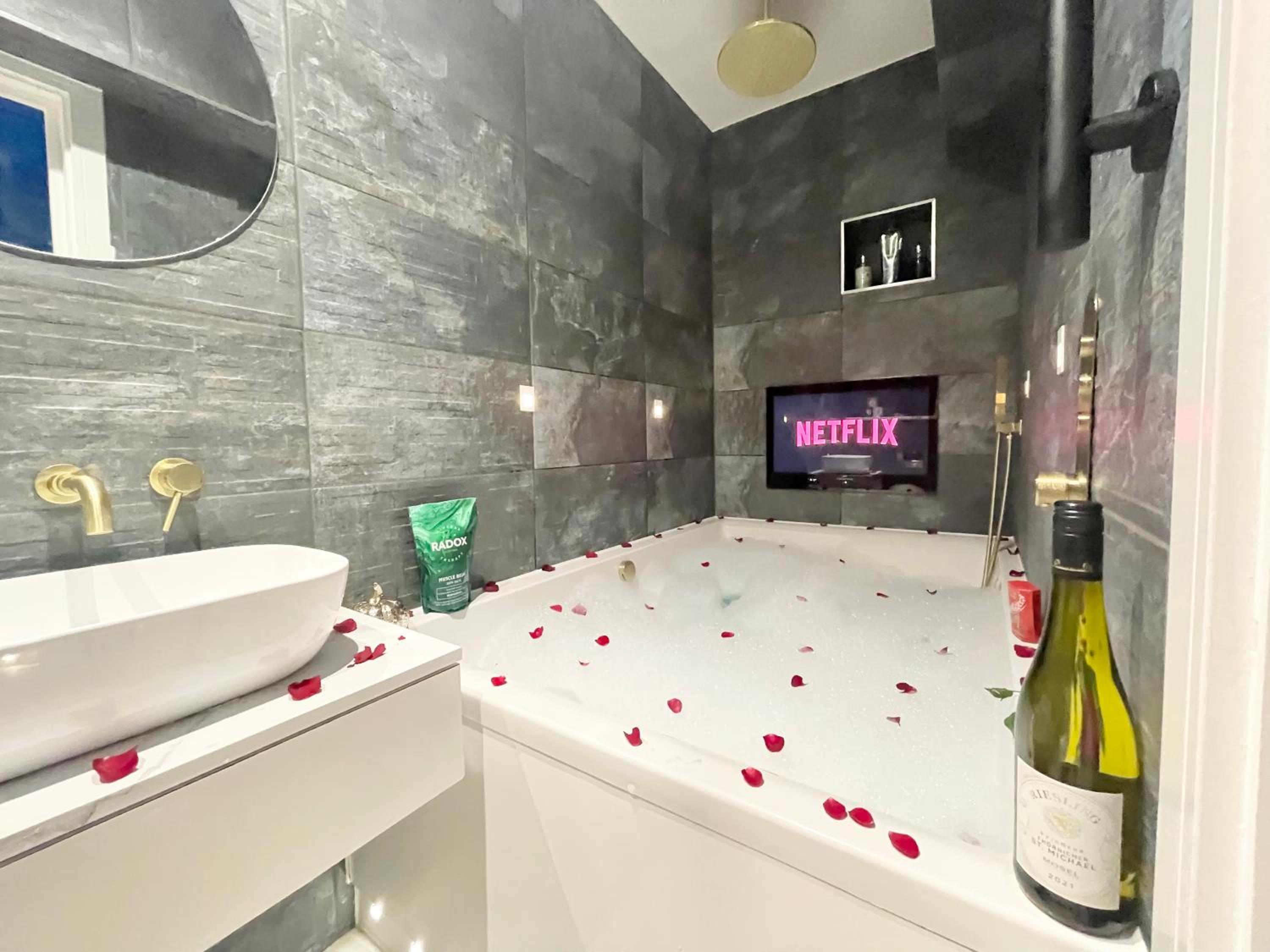 Cloud9 Guest House - by Coastline Retreats - FREE PARKING INCLUDED - 2 Bedroom self contained garden flat - Luxury 2 Person Bath, Netflix, Superfast Wifi view 2