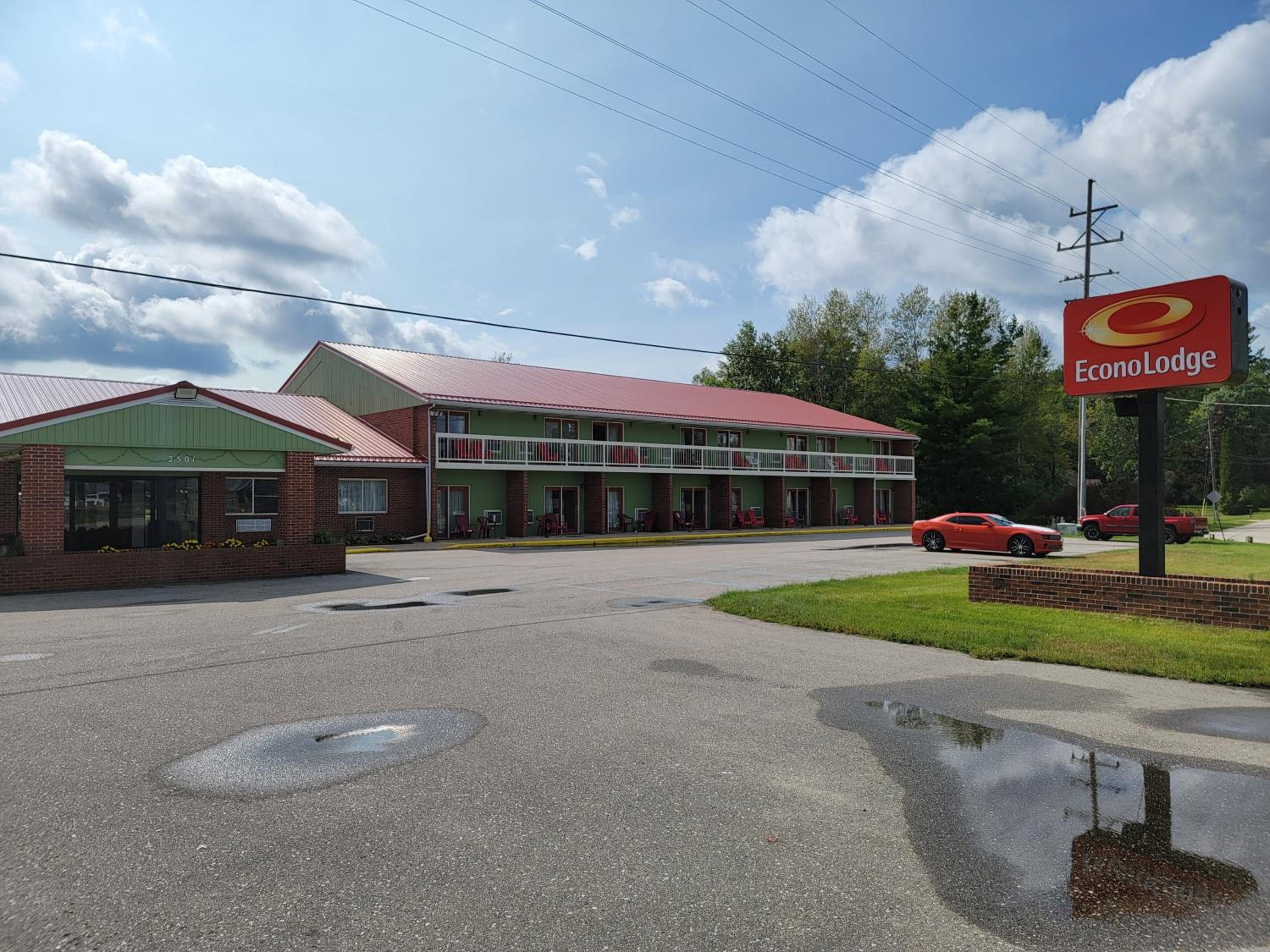 Cadillac Vacations - Econo Lodge Cadillac - Property Image 11