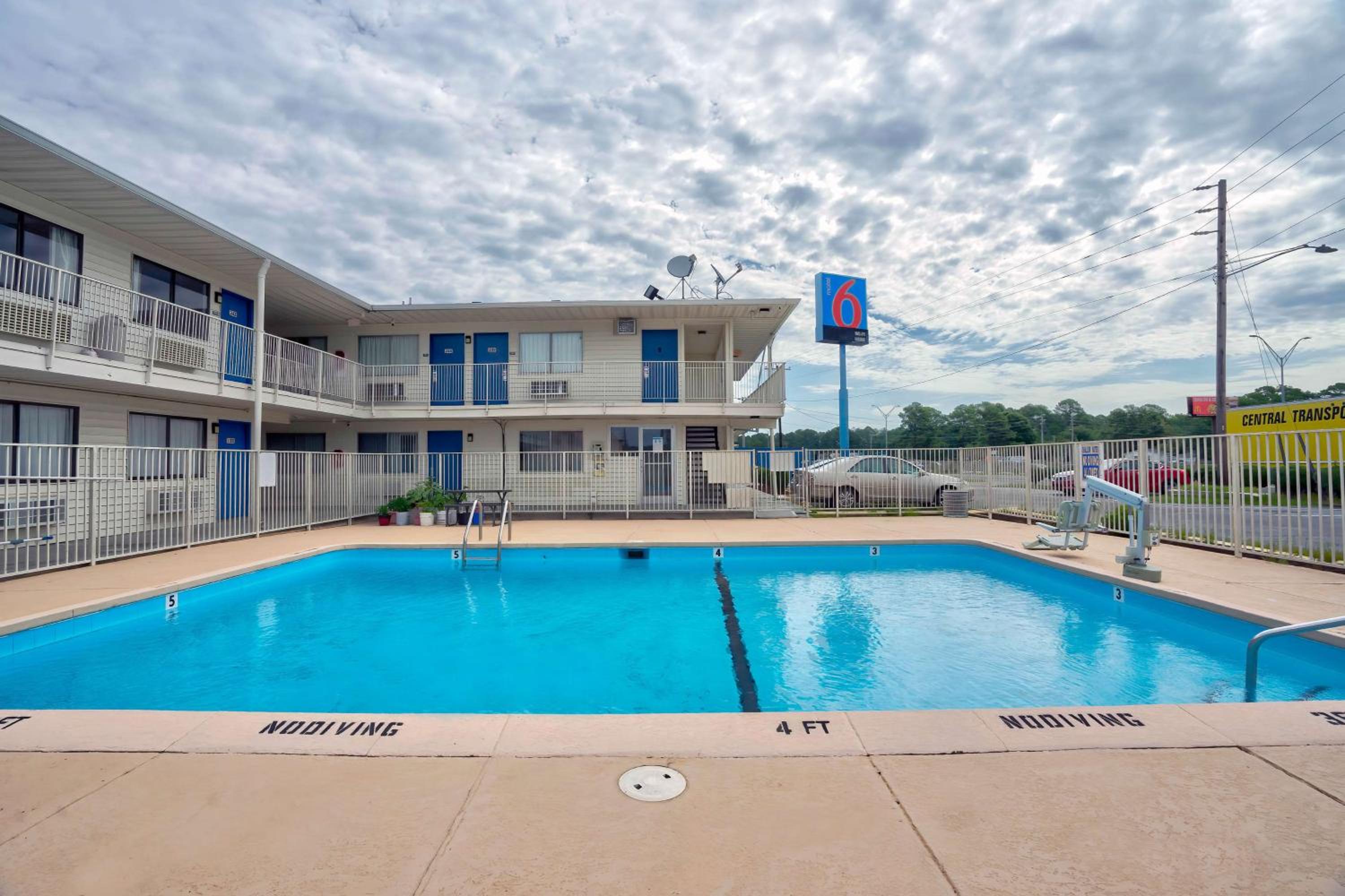 Dillon Vacations - Motel 6-Lumberton, NC - Property Image 4
