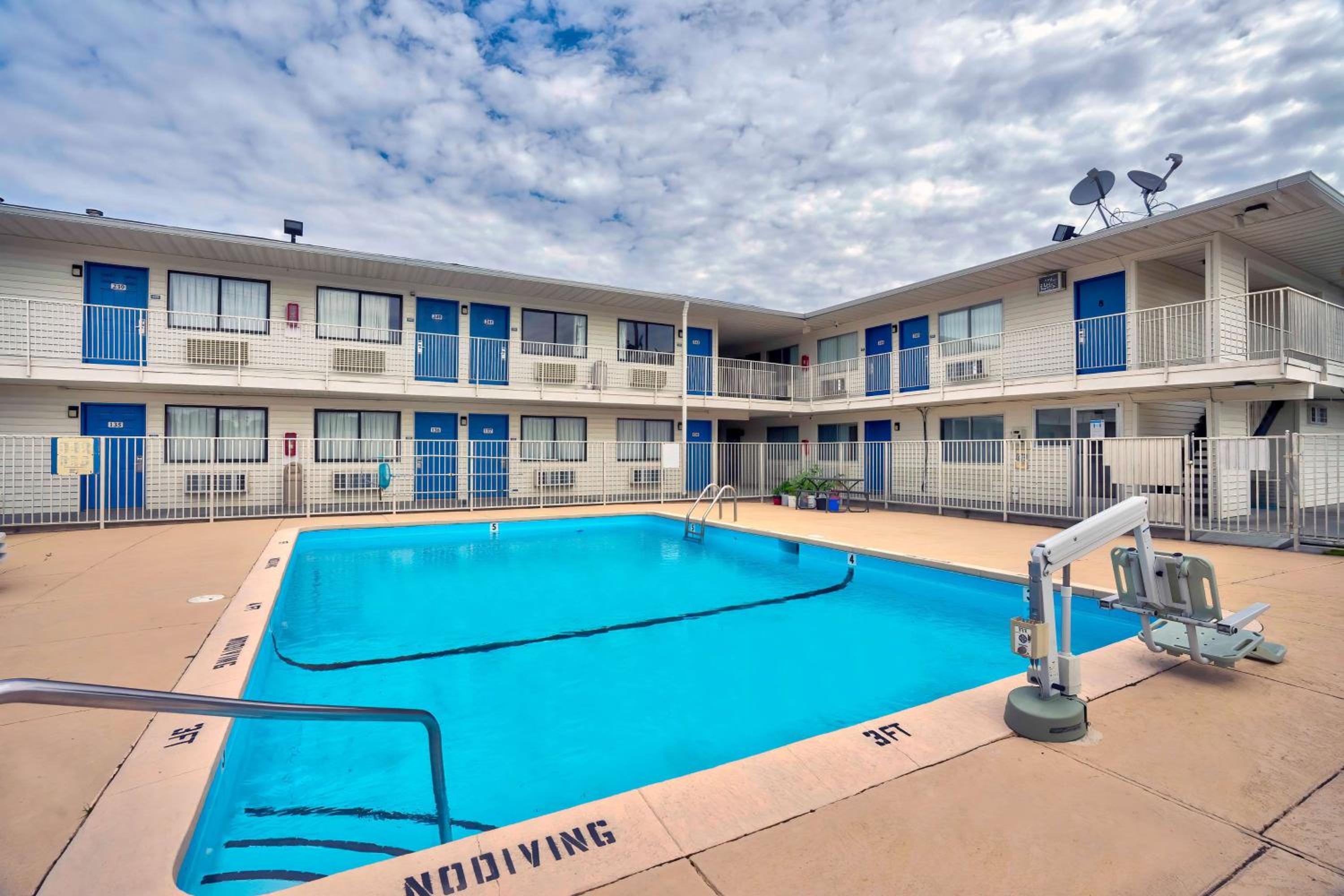Dillon Vacations - Motel 6-Lumberton, NC - Property Image 3