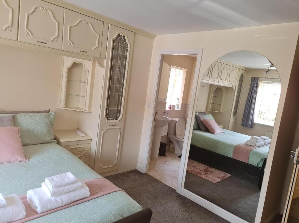 Walsall Vacations - Stunning 4-Bed House in Walsall - Property Image 6