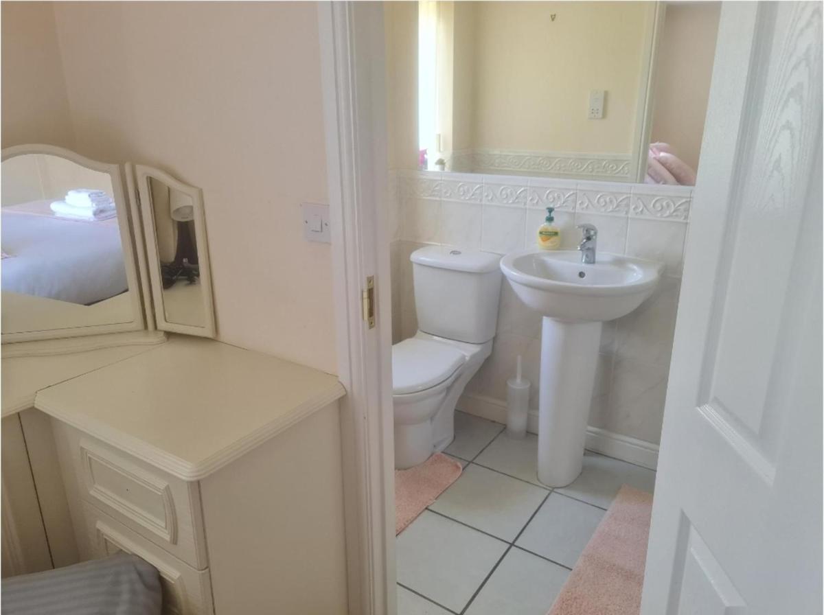 Walsall Vacations - Stunning 4-Bed House in Walsall - Property Image 5