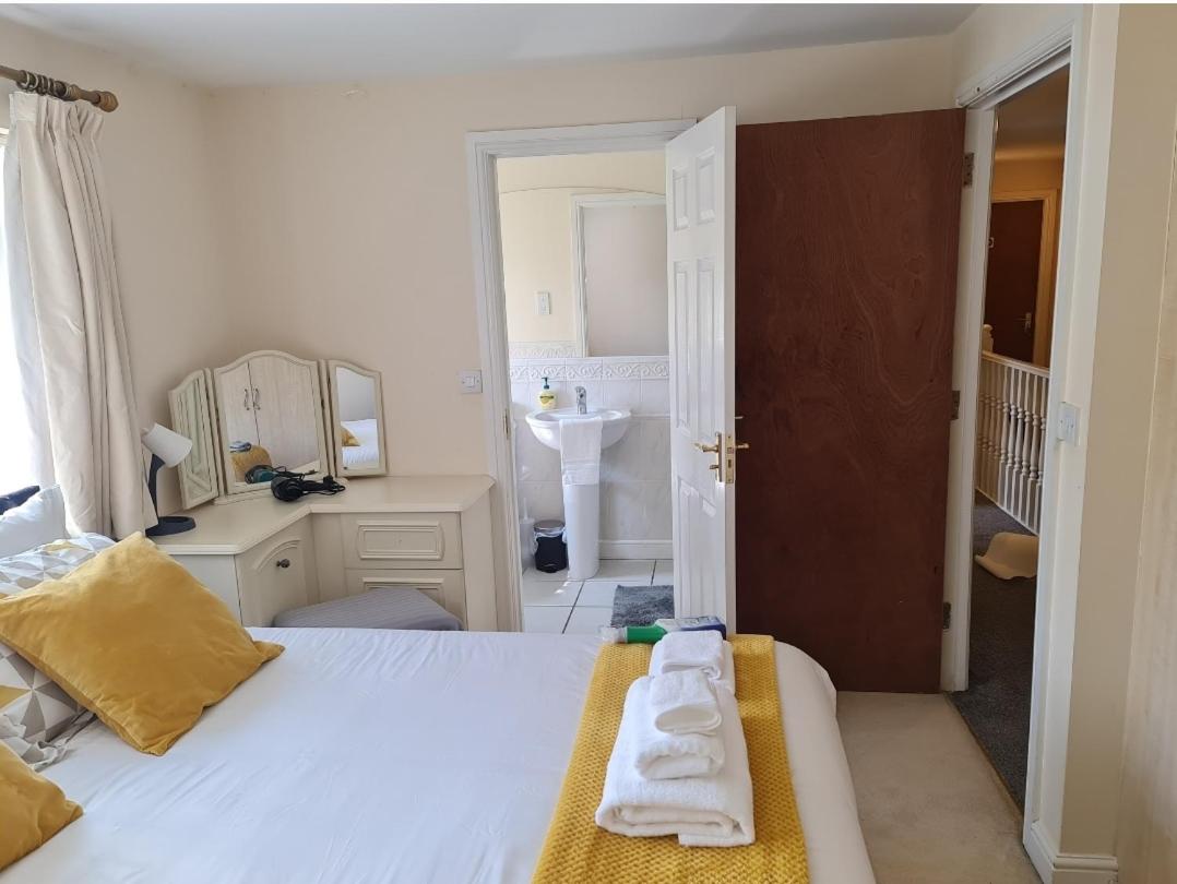 Walsall Vacations - Stunning 4-Bed House in Walsall - Property Image 4