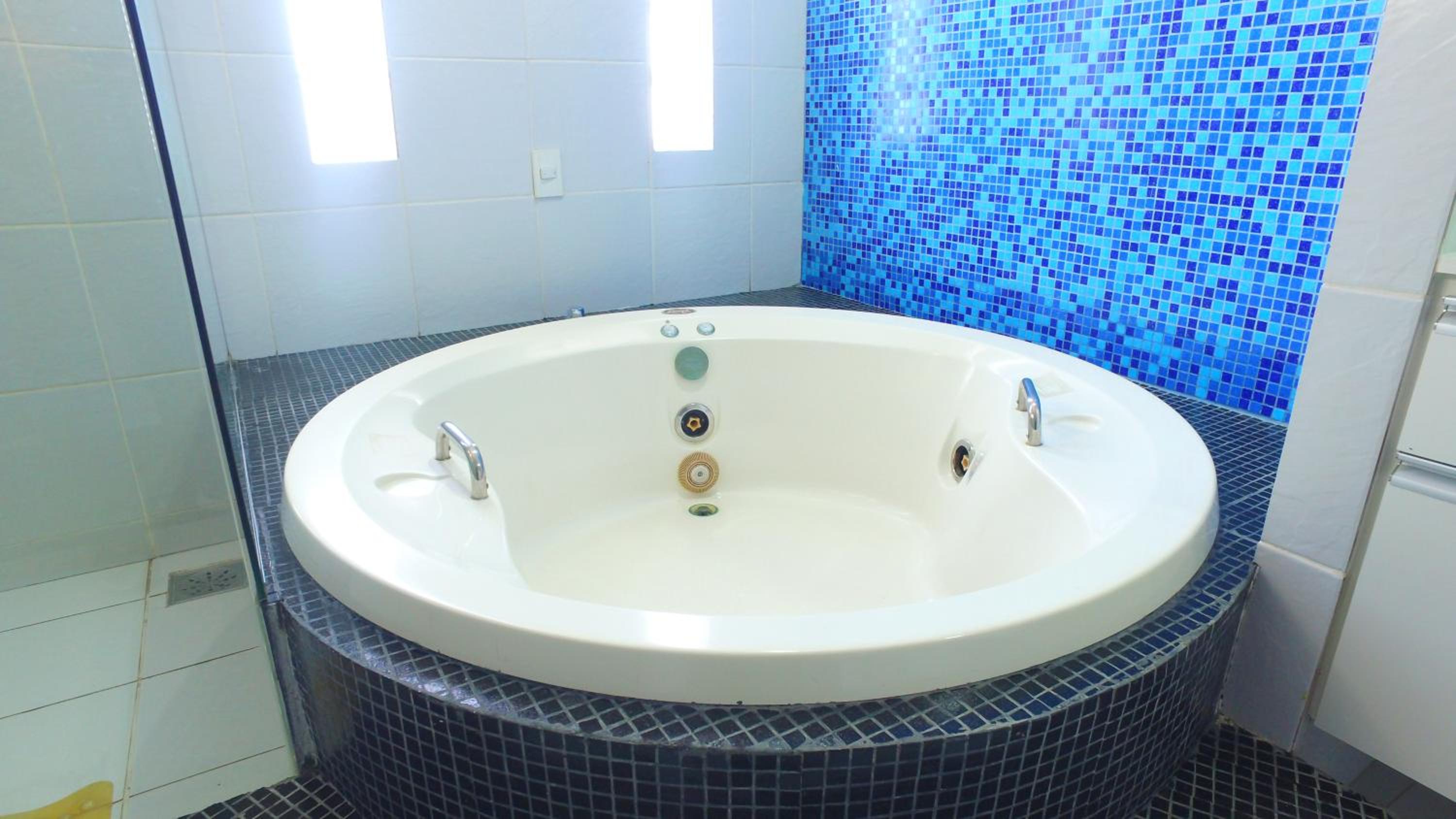 Casarão Com 3 suítes, 2 quartos, Piscina, Praia Perto