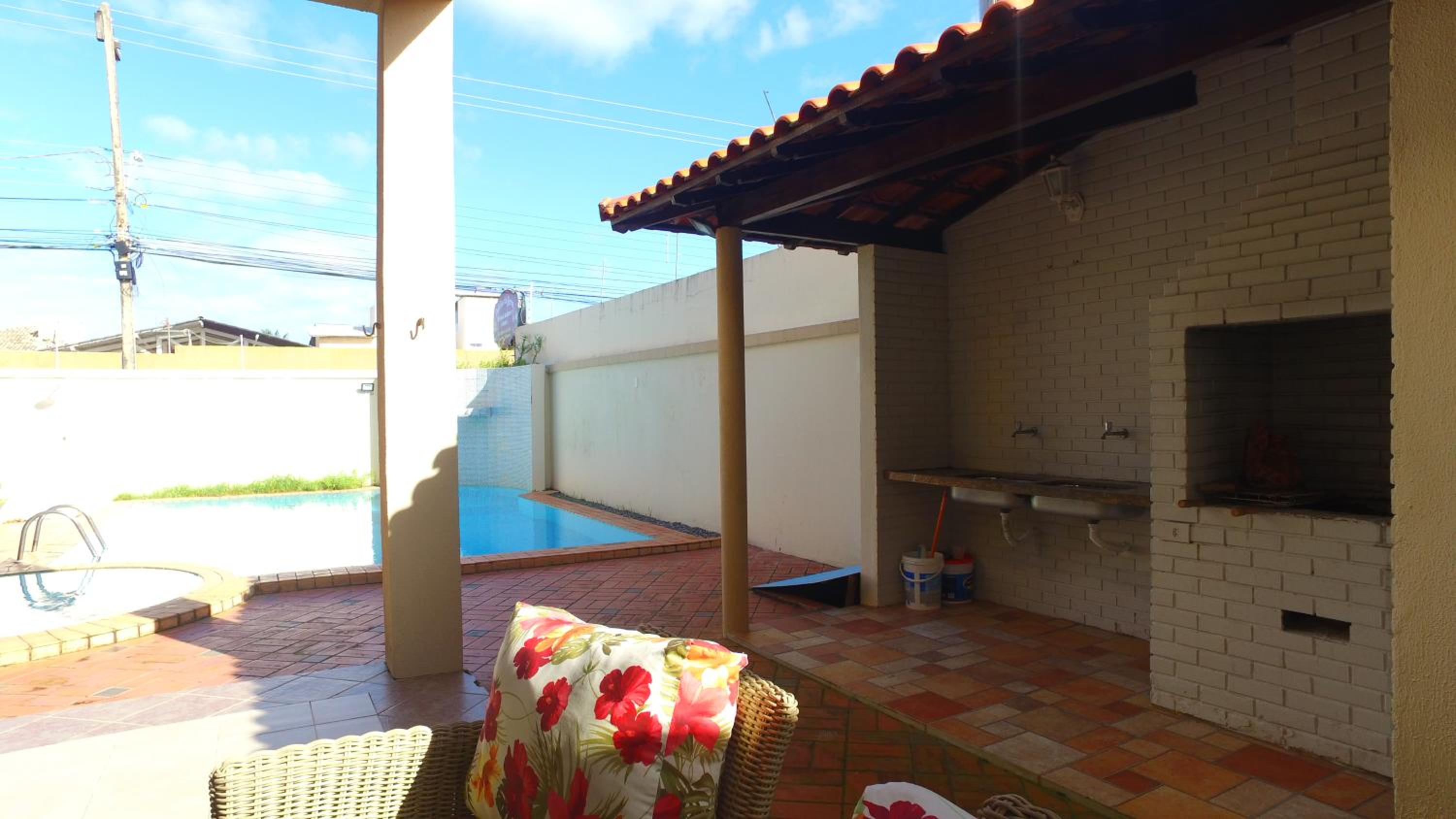 Casarão Com 3 suítes, 2 quartos, Piscina, Praia Perto