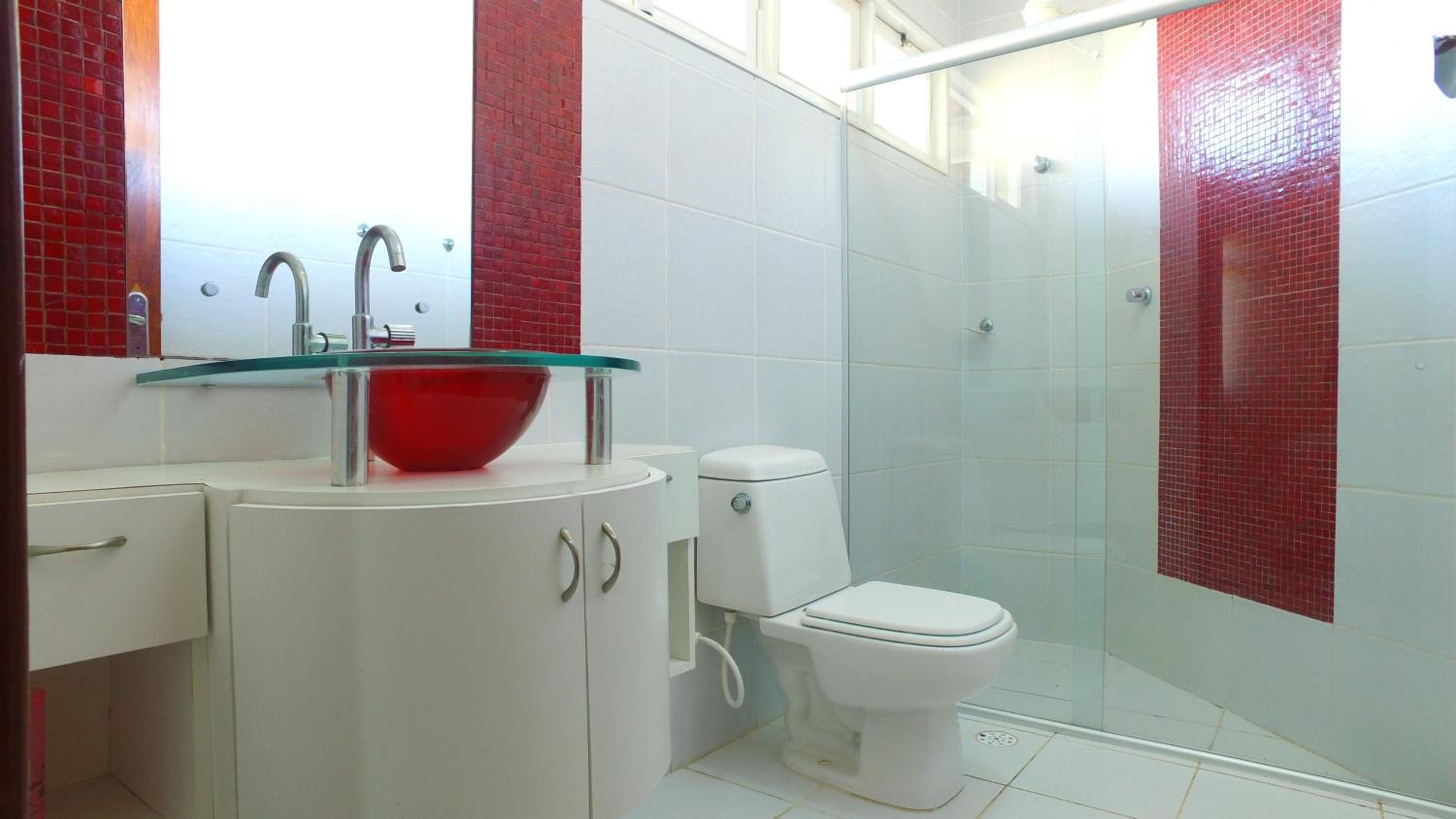 Casarão Com 3 suítes, 2 quartos, Piscina, Praia Perto