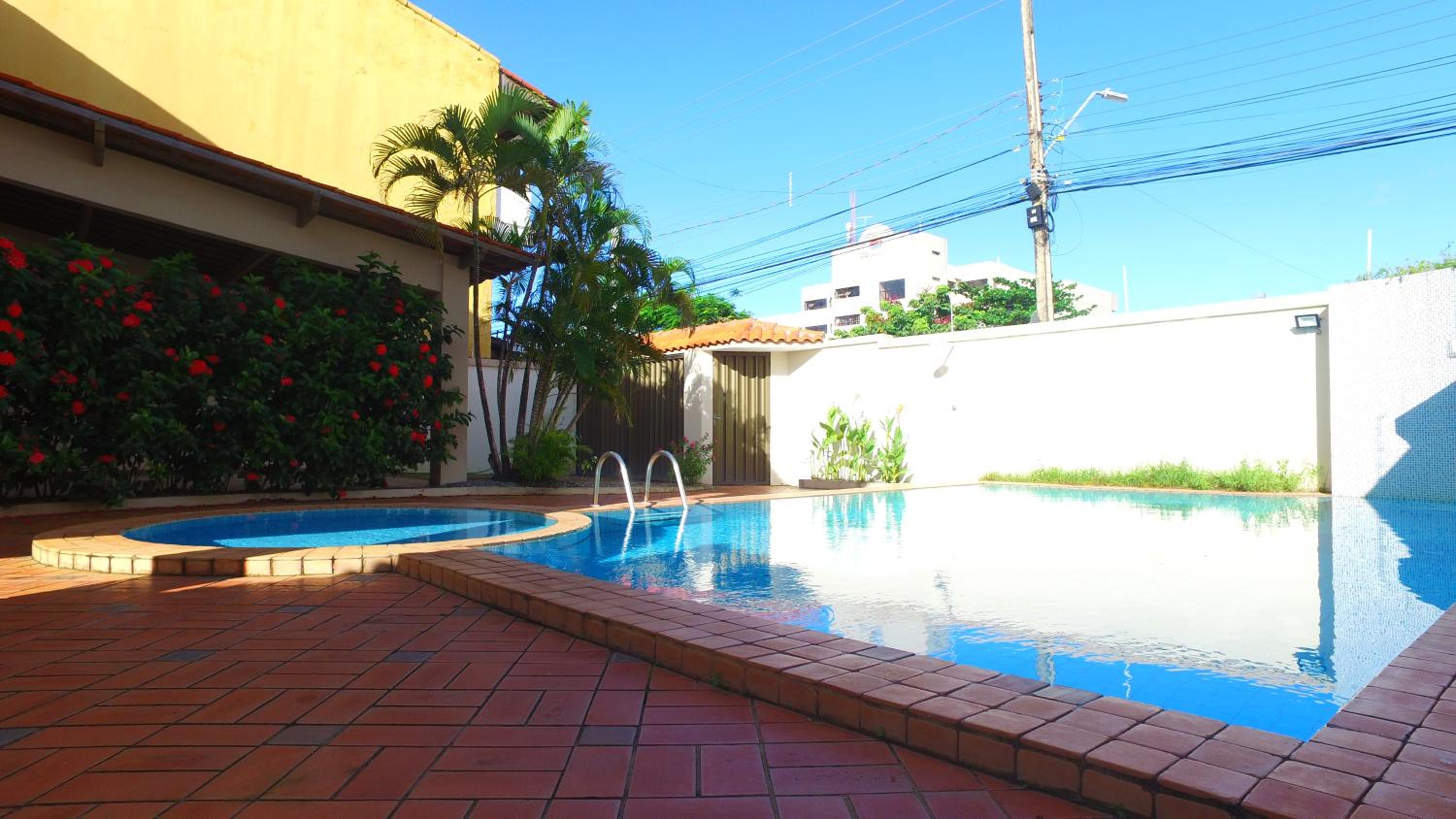 Casarão Com 3 suítes, 2 quartos, Piscina, Praia Perto